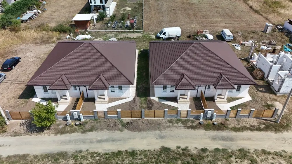 Ofer spre vânzare duplex modern în Sag