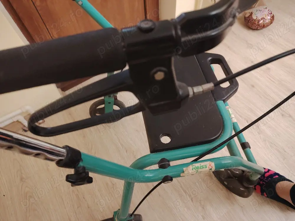 Vand scaun cu rotii pt persoane cu nevoi personale