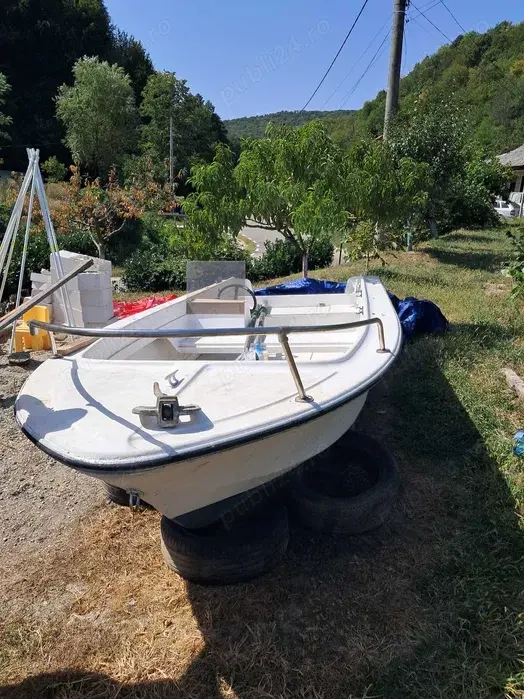 Barca fibra foarte bine intretinuta