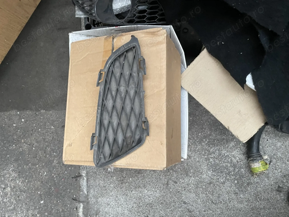 Grilă proiector Mazda 6 an 2005