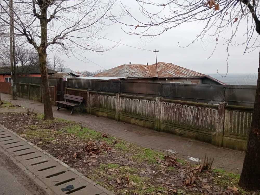 vând casă bătrânească 