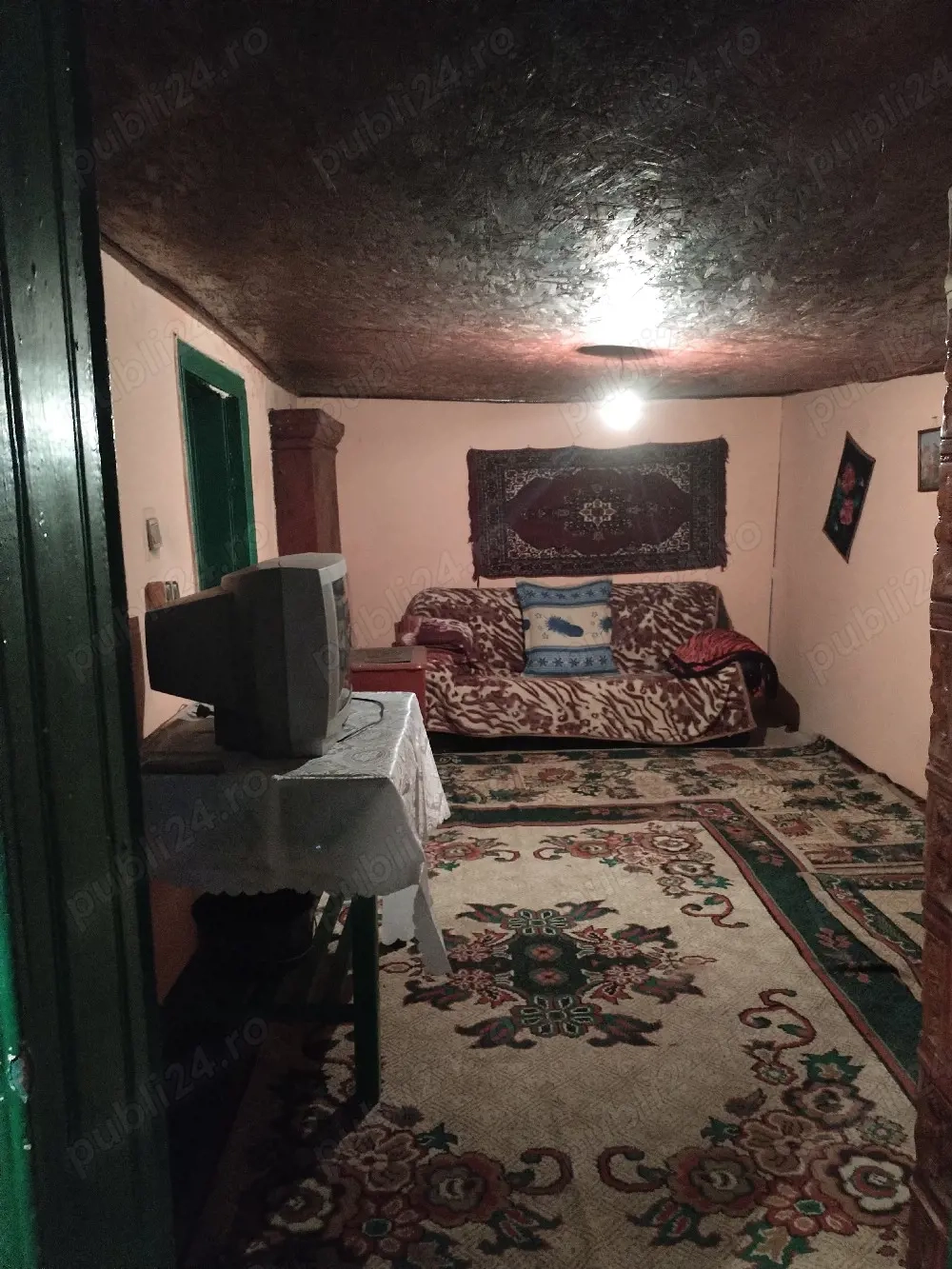 Vând casa bătrânească 