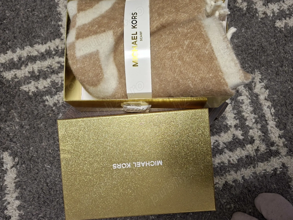 Vând eșarfă Michael Chors 