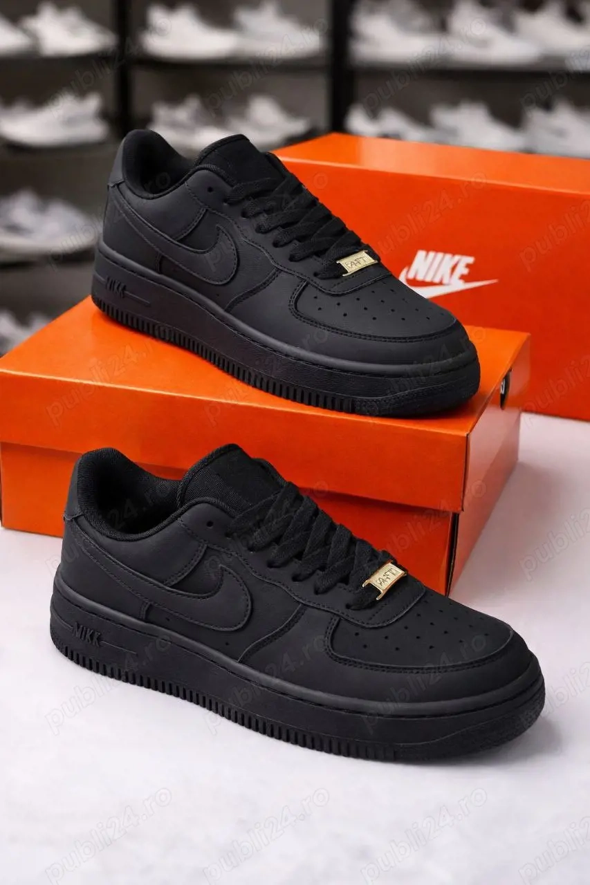 Adidașii unisex Nike