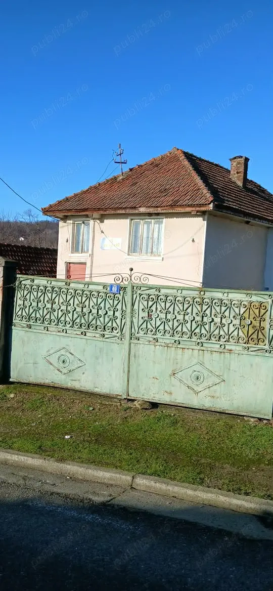 Casa in comuna Schela