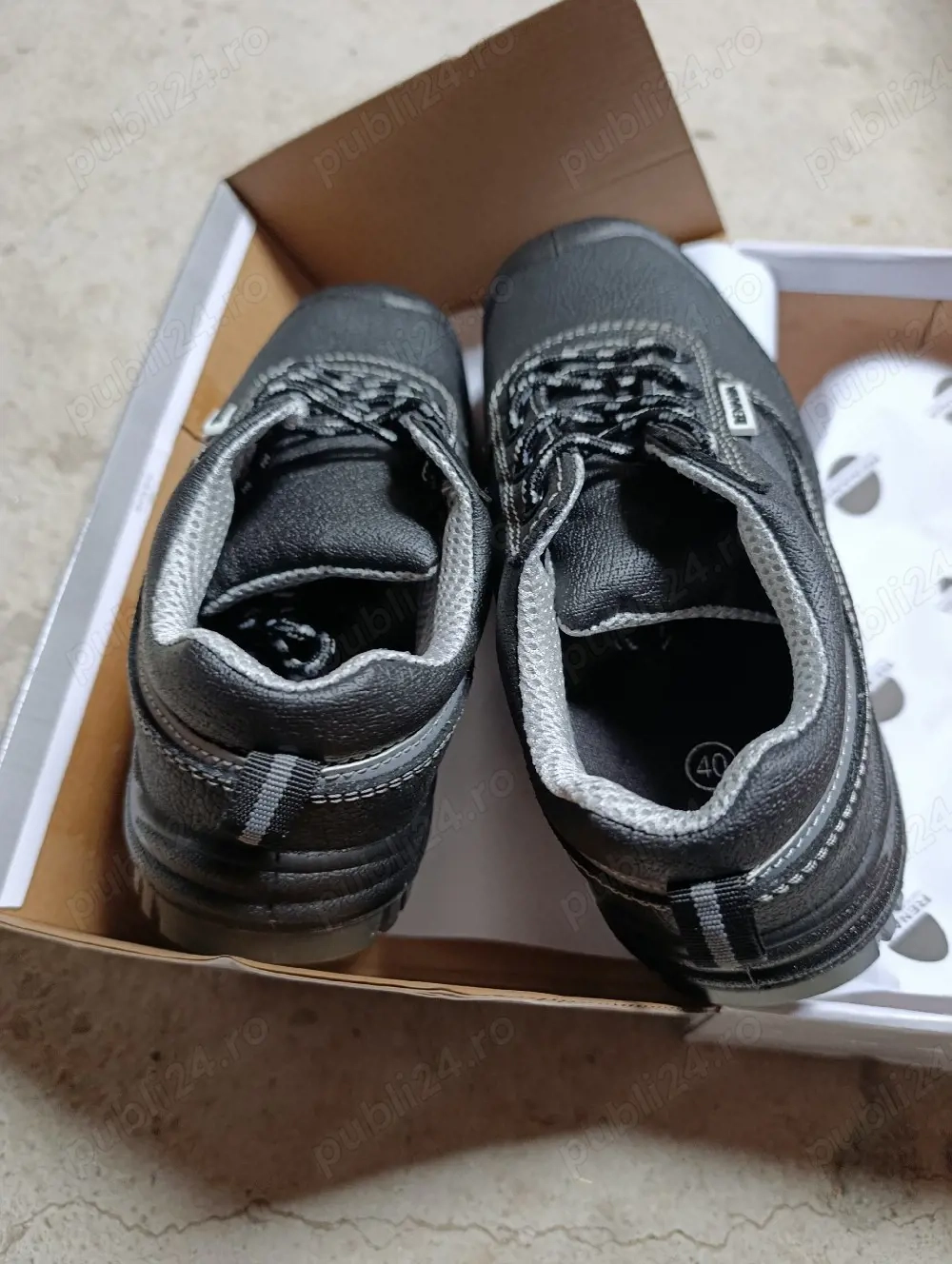 vând bocanci de lucru 