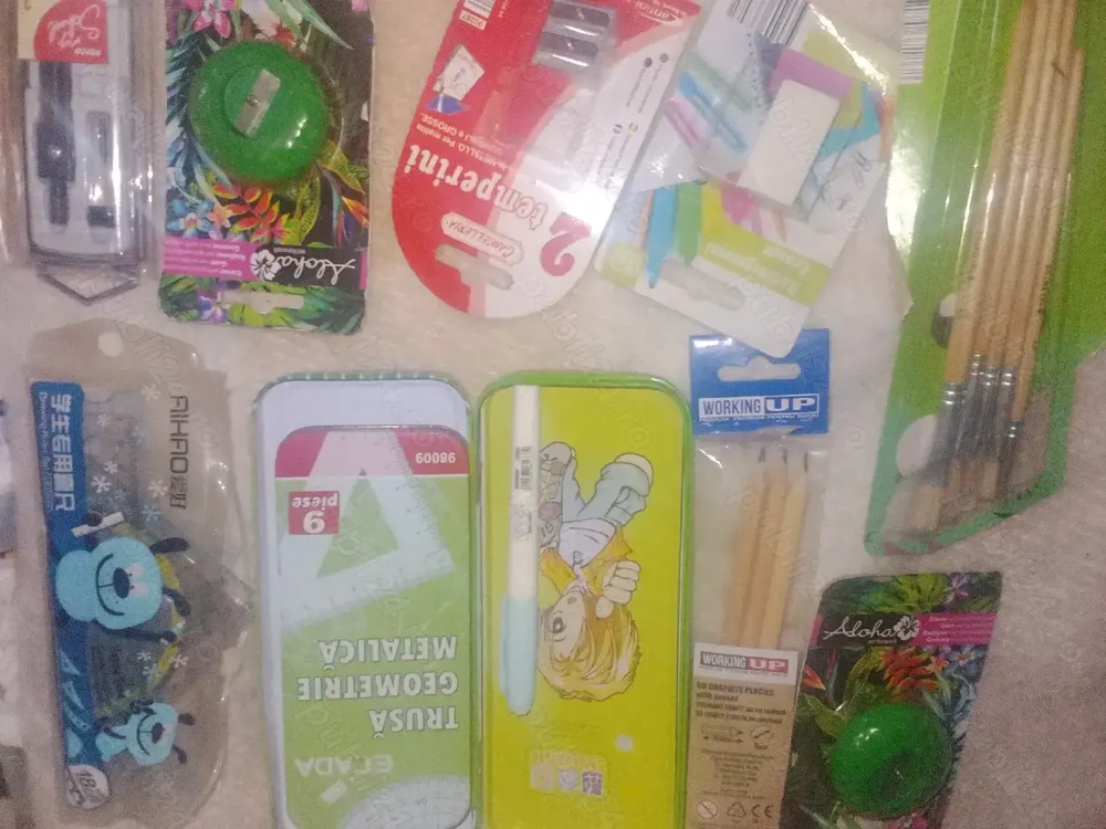 Cadou trusă   geometrie sau penar nou la un lot de haine pt copii