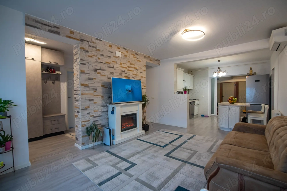 Proprietar vand duplex despartit prin camera tehnica