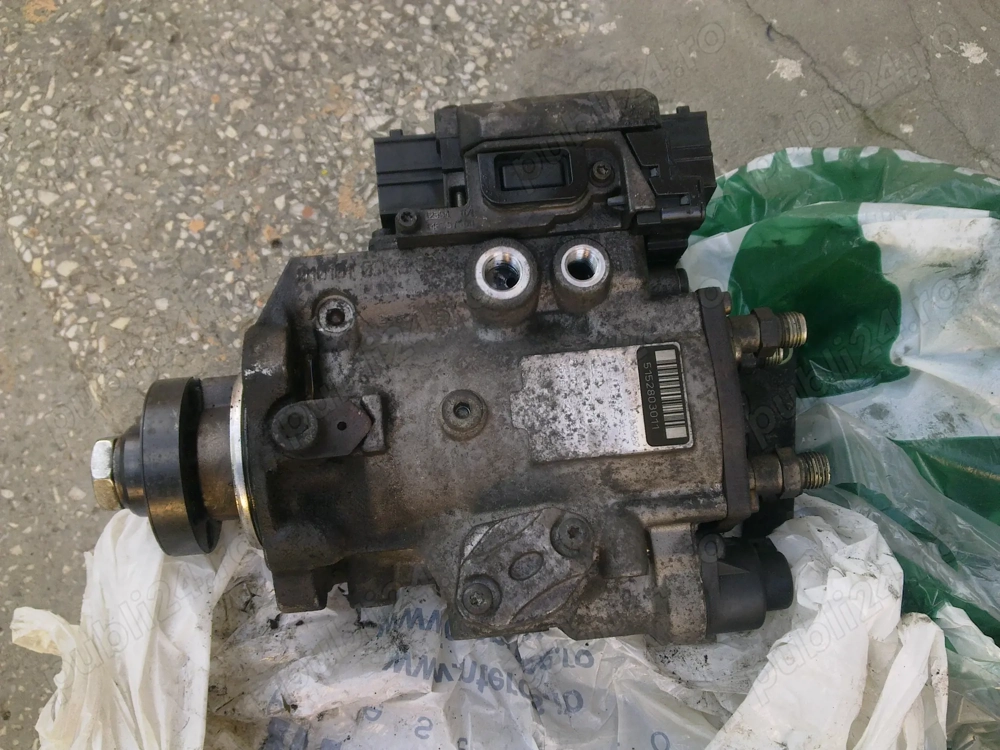 Vand pompă BOSCH cu doua mufe pentru Opel vectra C 2dti, motor y20dth, cod 0470 504 216 sn 286857 . 