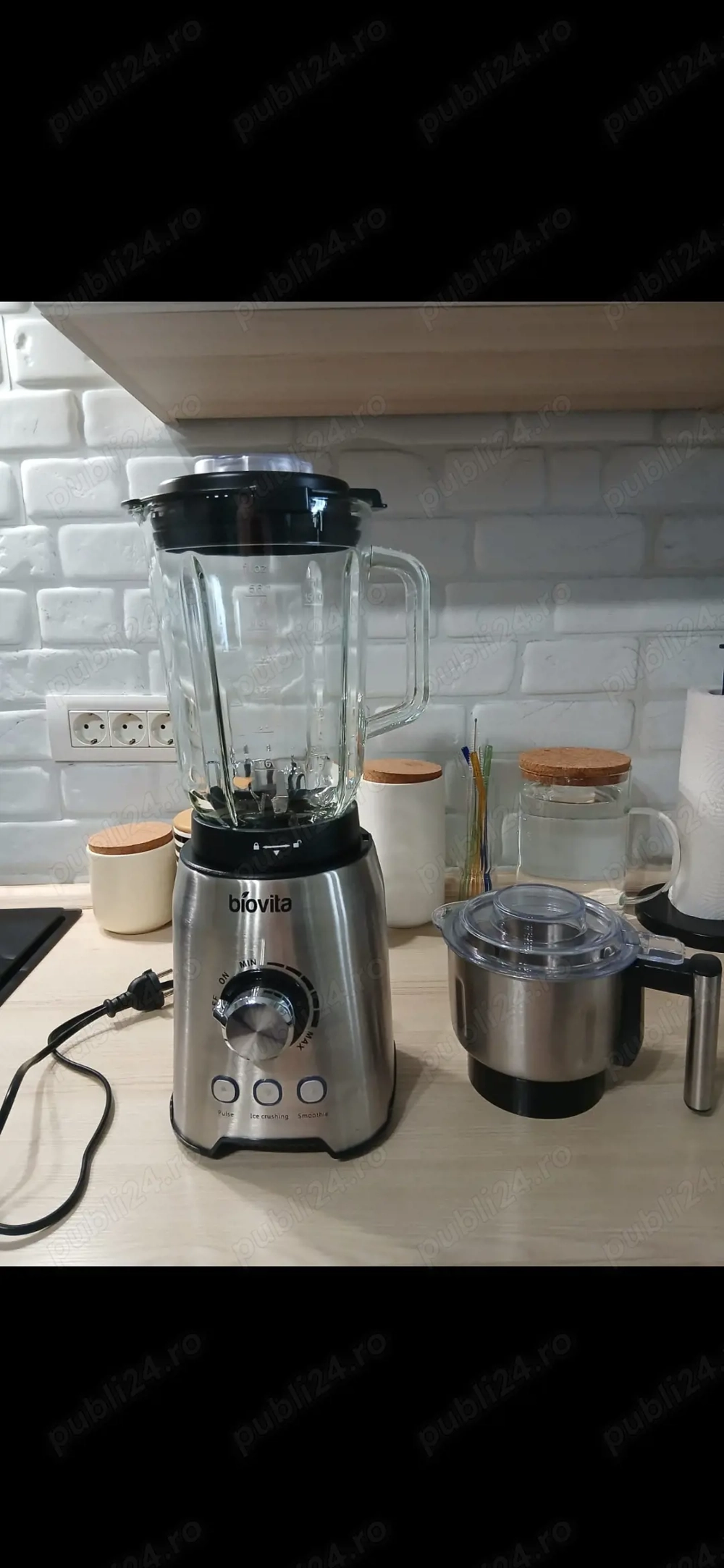 Vând robot de bucătărie + râșniță Biovita.