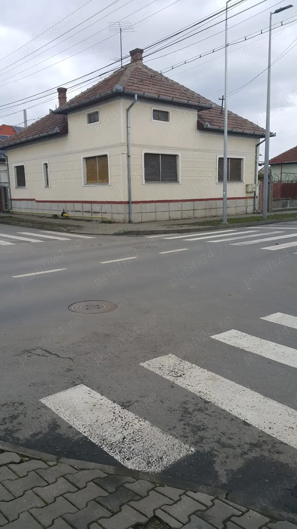 Vând casă în centru zona rezidențială două fronturi stradale lungi