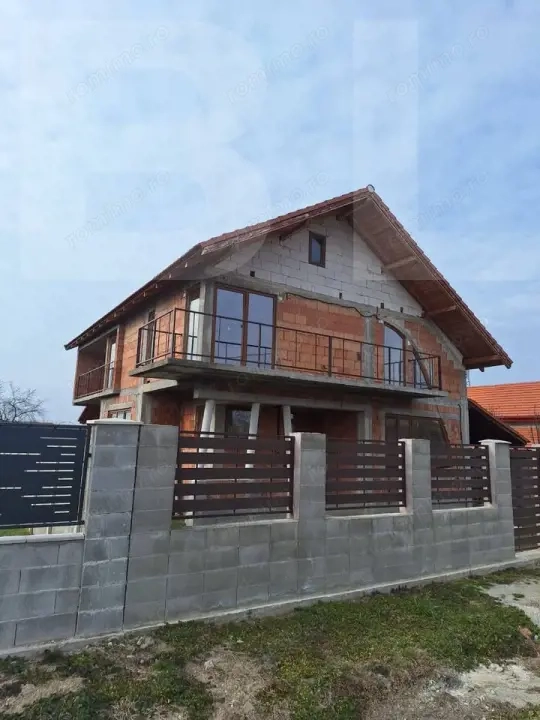 Vand casa la gri in Sat Costeiu str.  crizantemelor nr.235