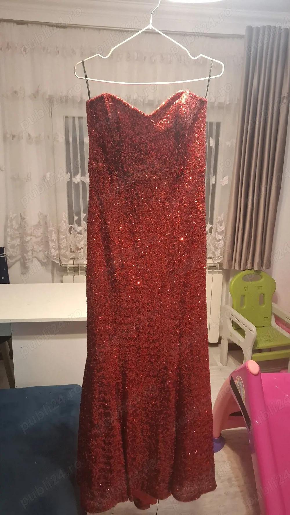 Vând rochie cu trena cu paiete 