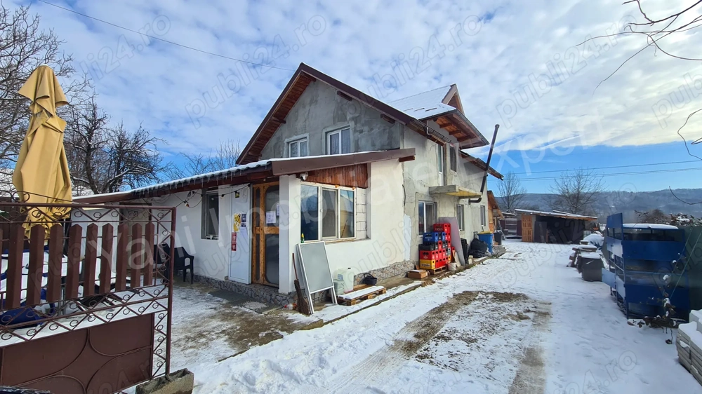 Casă cu spațiu comercial de vânzare în comuna Ciofrângeni, sat Lacurile, județ Argeș.