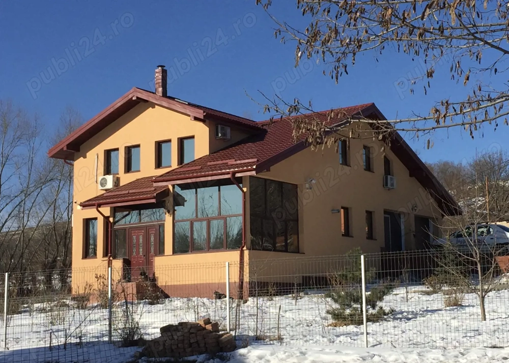 Vand vila si 8807 mp teren in Gura Vaii - la 12 km de Piatra Neamt , jud Neamt