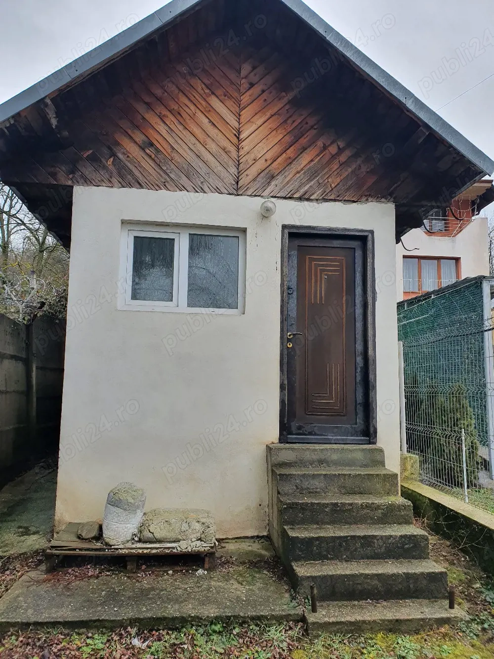 Vând casă, și teren. 1000mp langă unitatea militară bascov