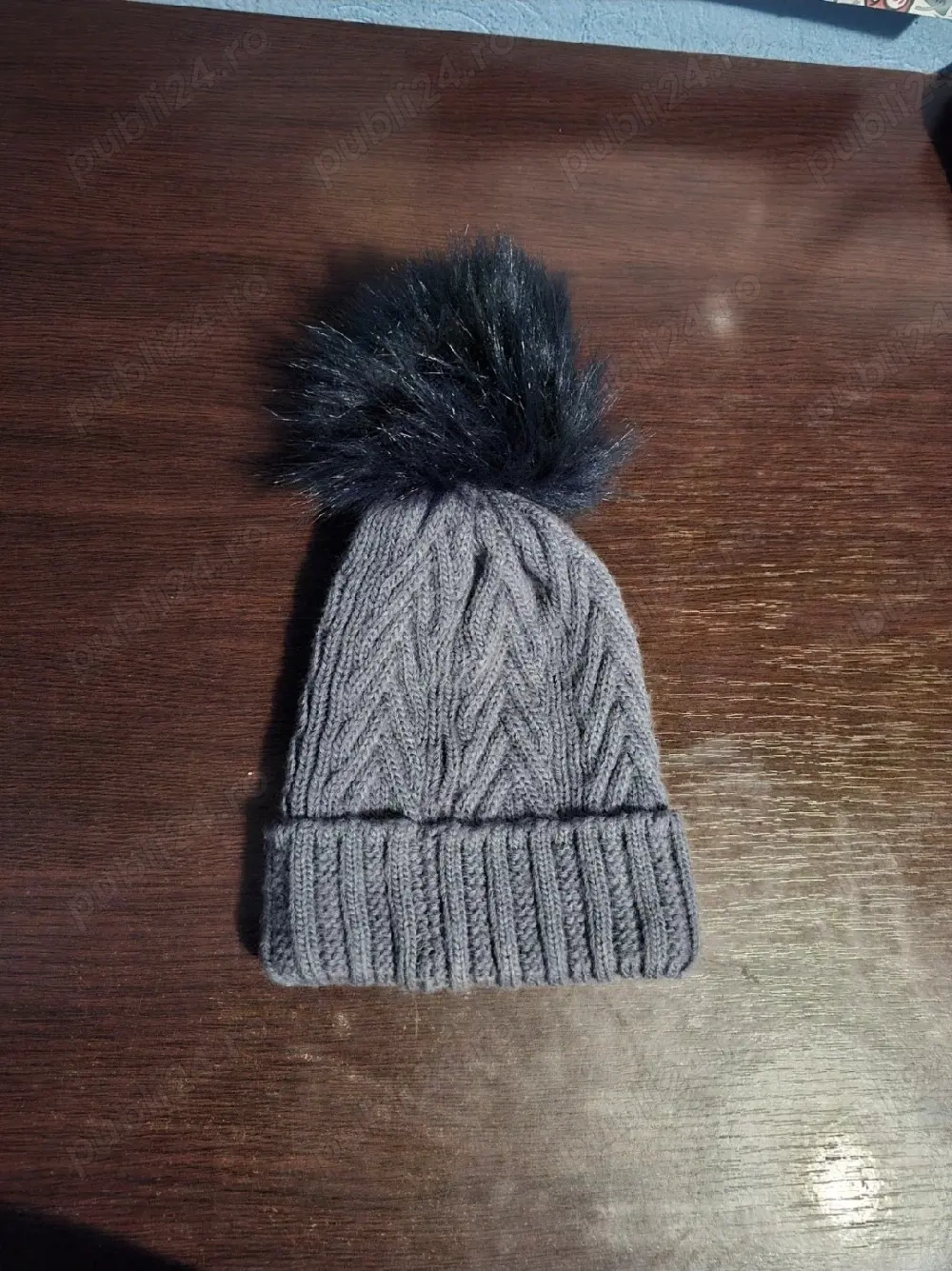 Căciulă gri cu ciucure