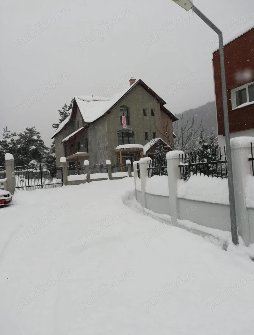 Casa spațioasă de vânzare - ideală pentru locuința sau pensiune 