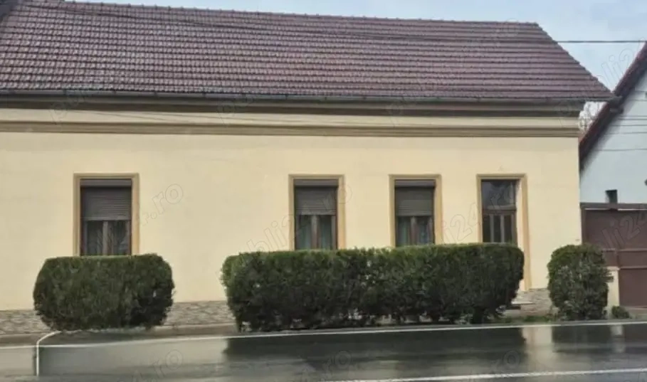 Casa de vânzare în Lipova   3 dormitoare + curte mare    115,000
