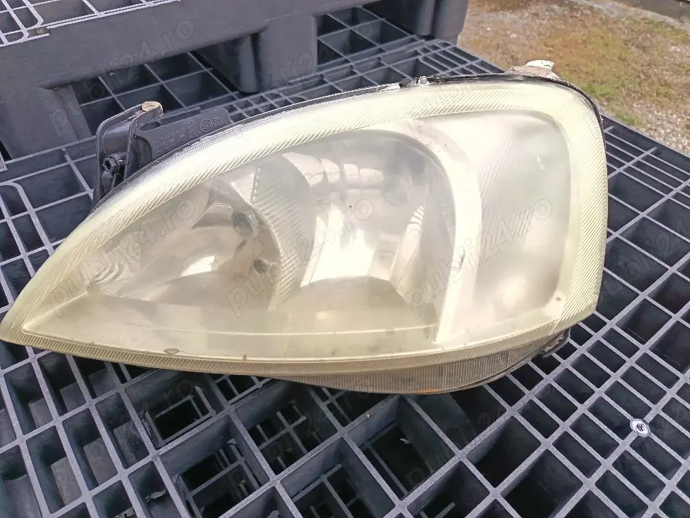 Far stânga opel corsa c 2005