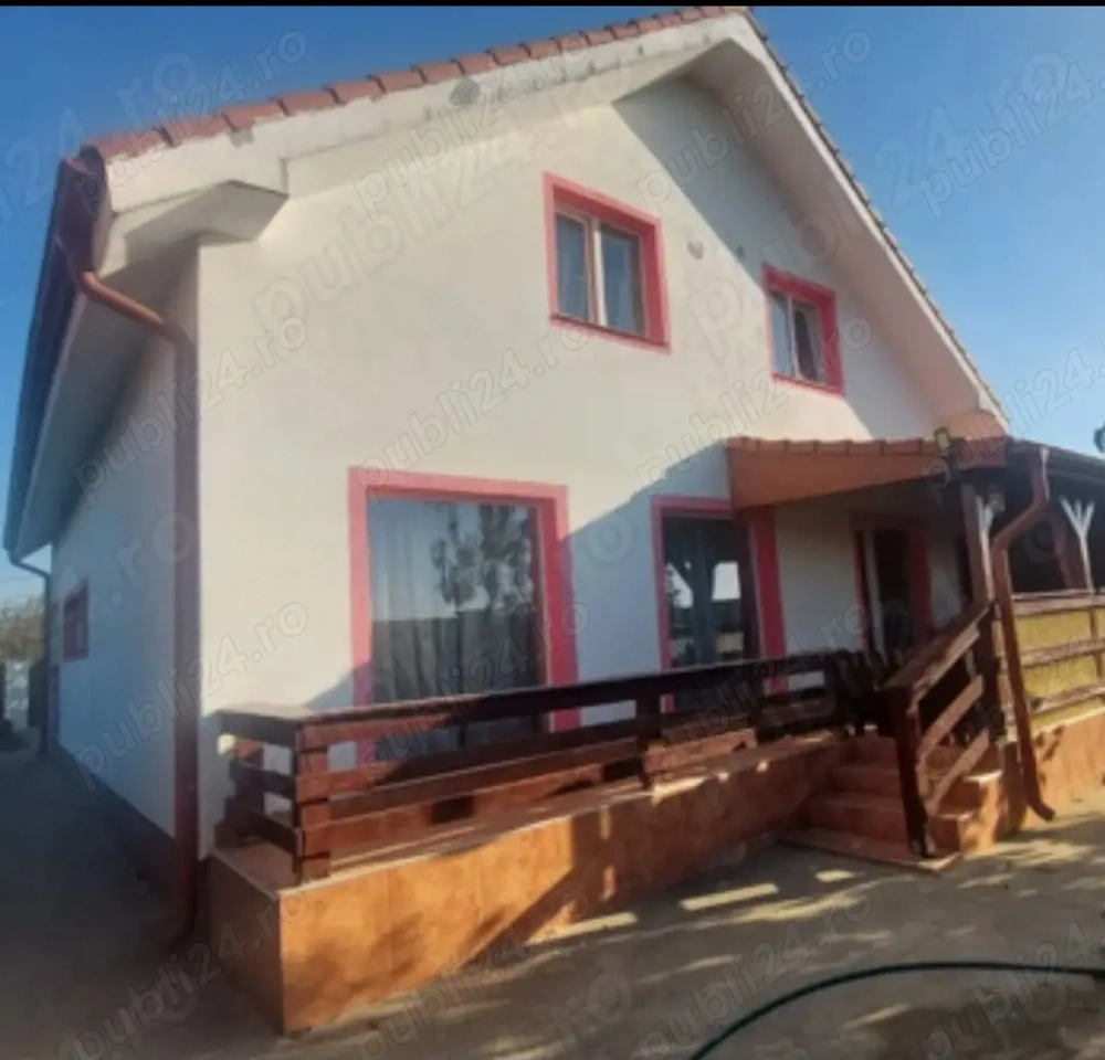 Vând Casă cu etaj,casa este dotată cu panouri fotovoltaice monocristaline . 