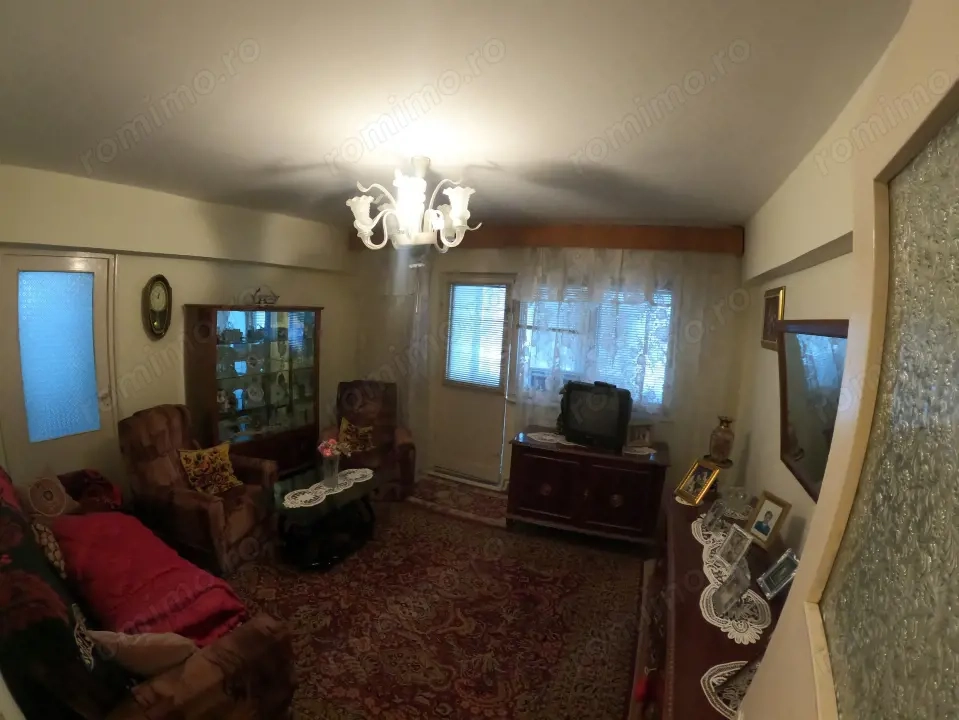 Apartament cu 3 camere la etajul 3/4 decomandat izolat termic 