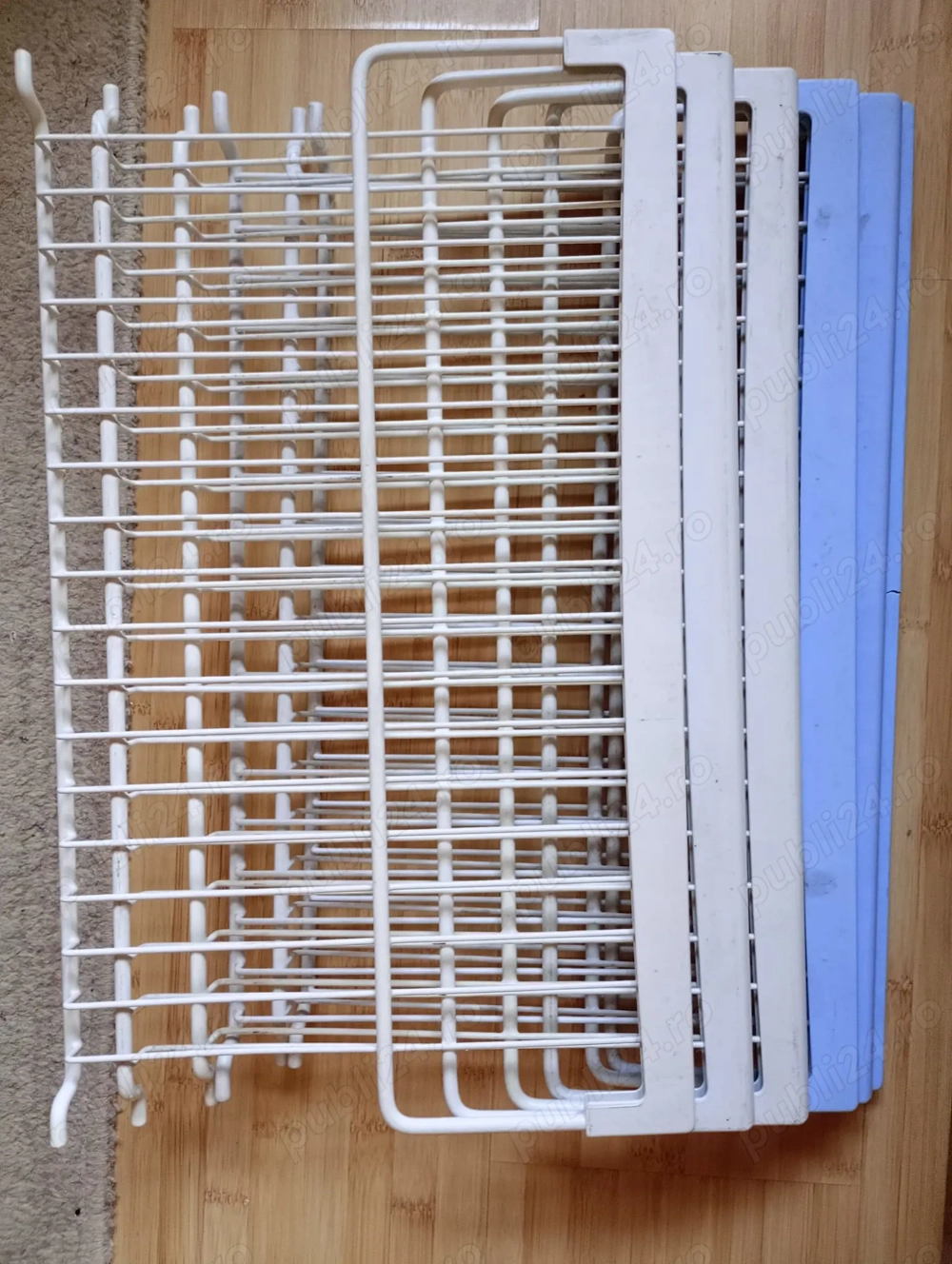 Accesorii frigider :6 Sertare-gratar inox 50  30 cm.Etajera sticla 49   30 .Tavita colec.apa 45   25