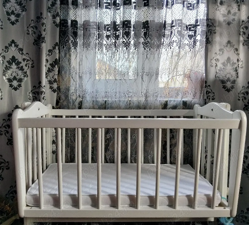 Vând pătuț cu balansoar  