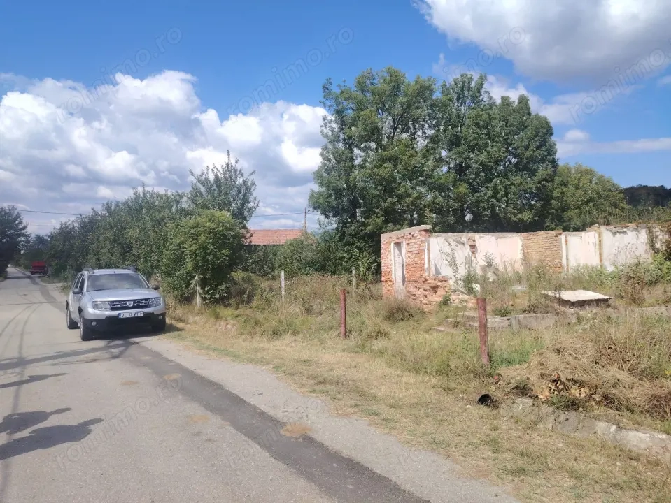 Teren intravilan 2.000 mp + construcții – Comuna Bunești, sat Treime