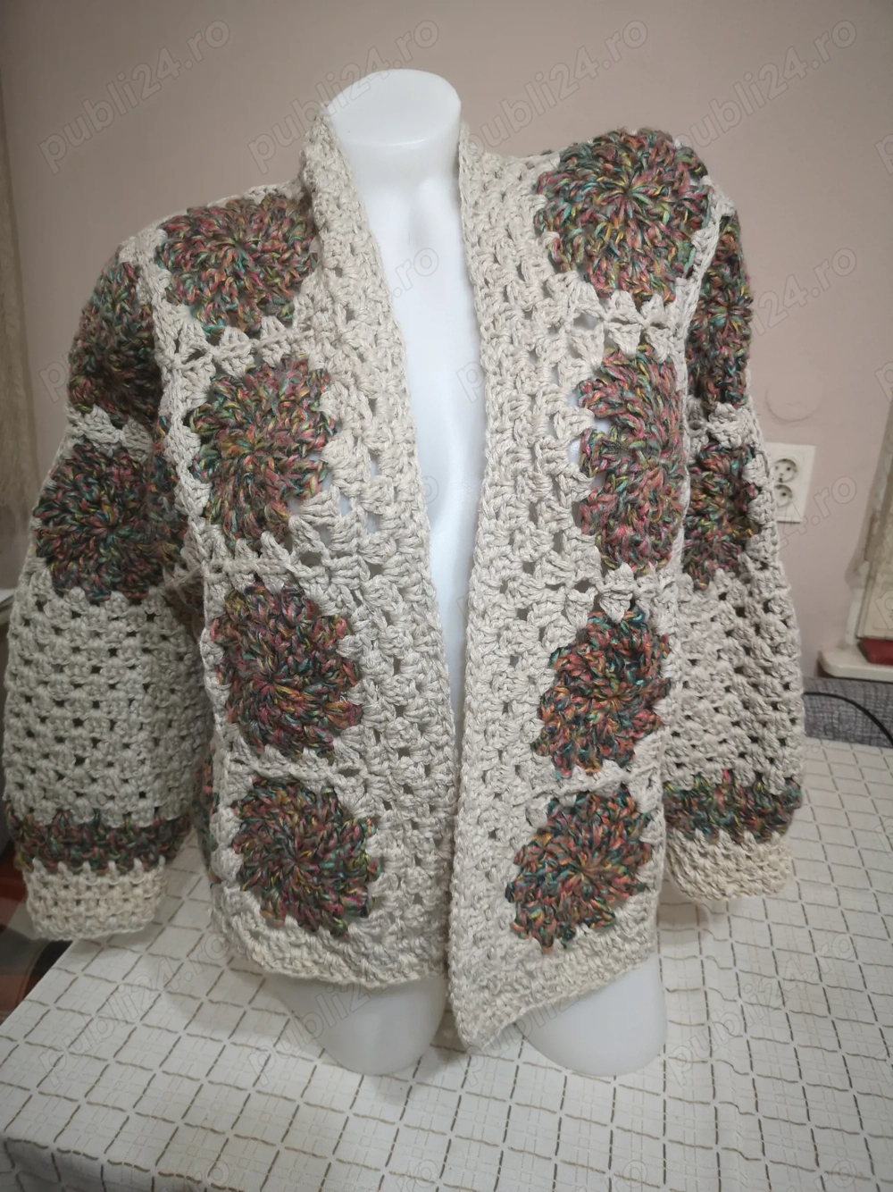 Cardigan crosetat manual, corespunde cu marime M