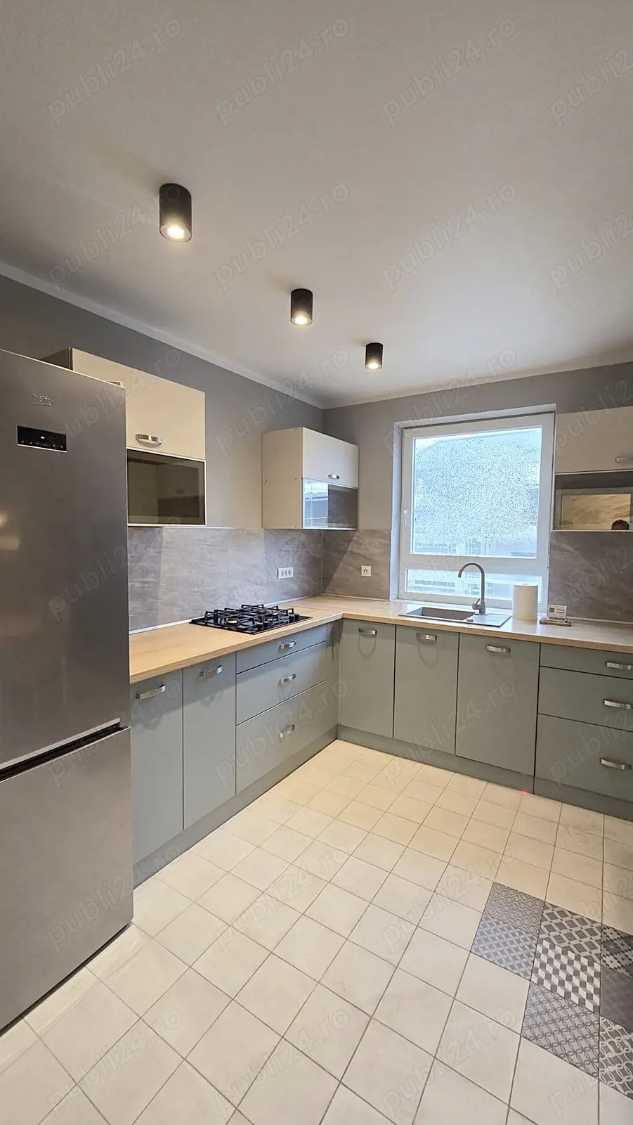 Apartament cu 3 camere, boxa si garaj.