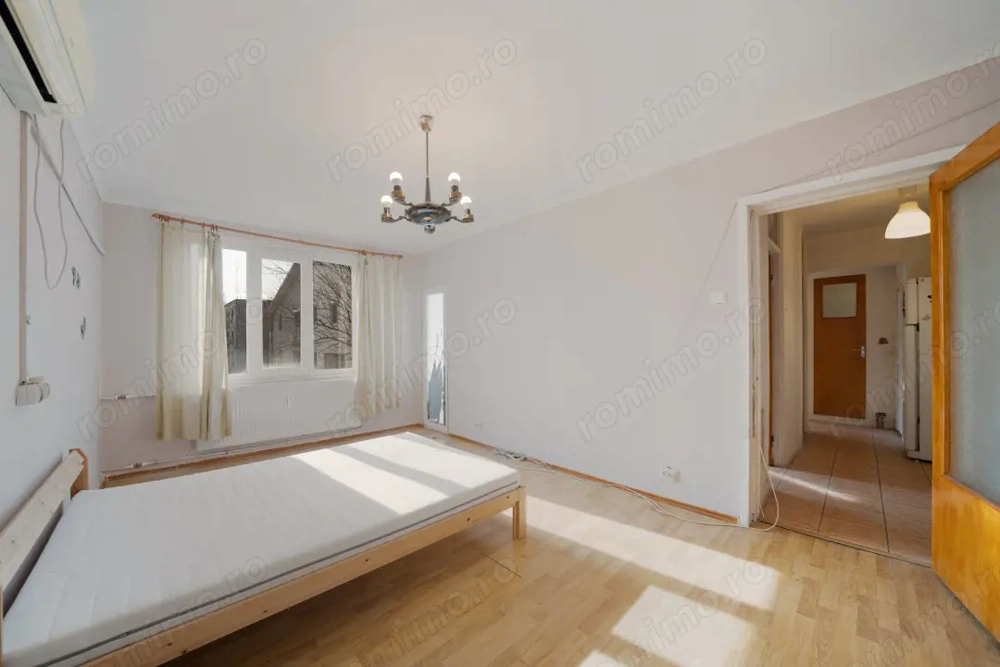 Decomandat* bloc 1980*etaj 3/8* 7 minute metrou* Str. Azurului