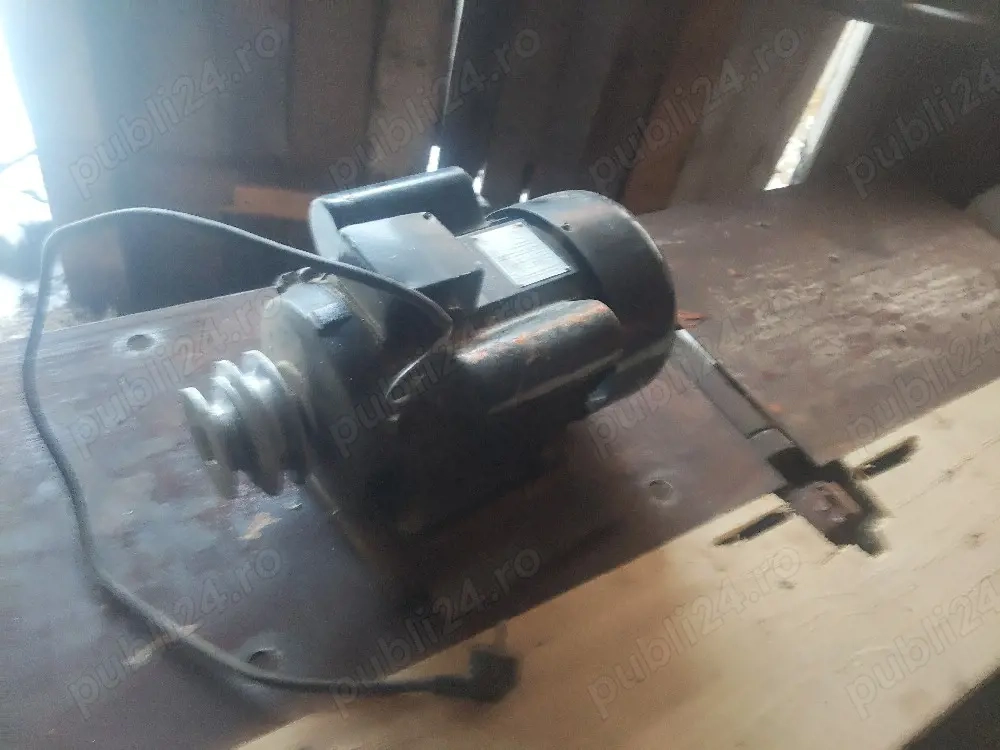 vând abric cu motor 