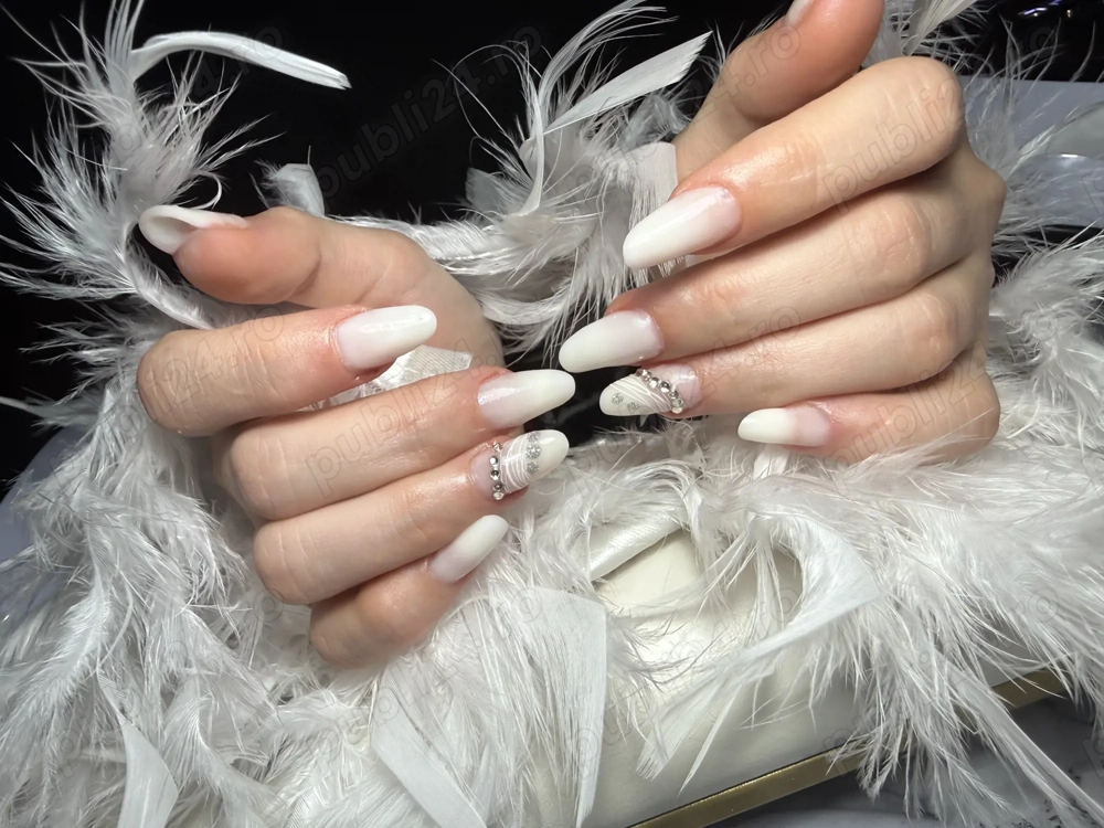 Realizez manichiură cu semi și gel 