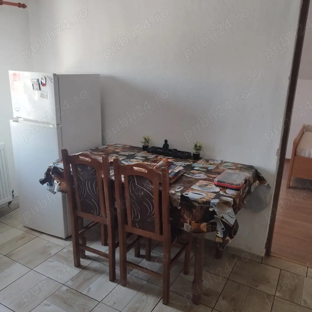 Închiriez apartament la casa 