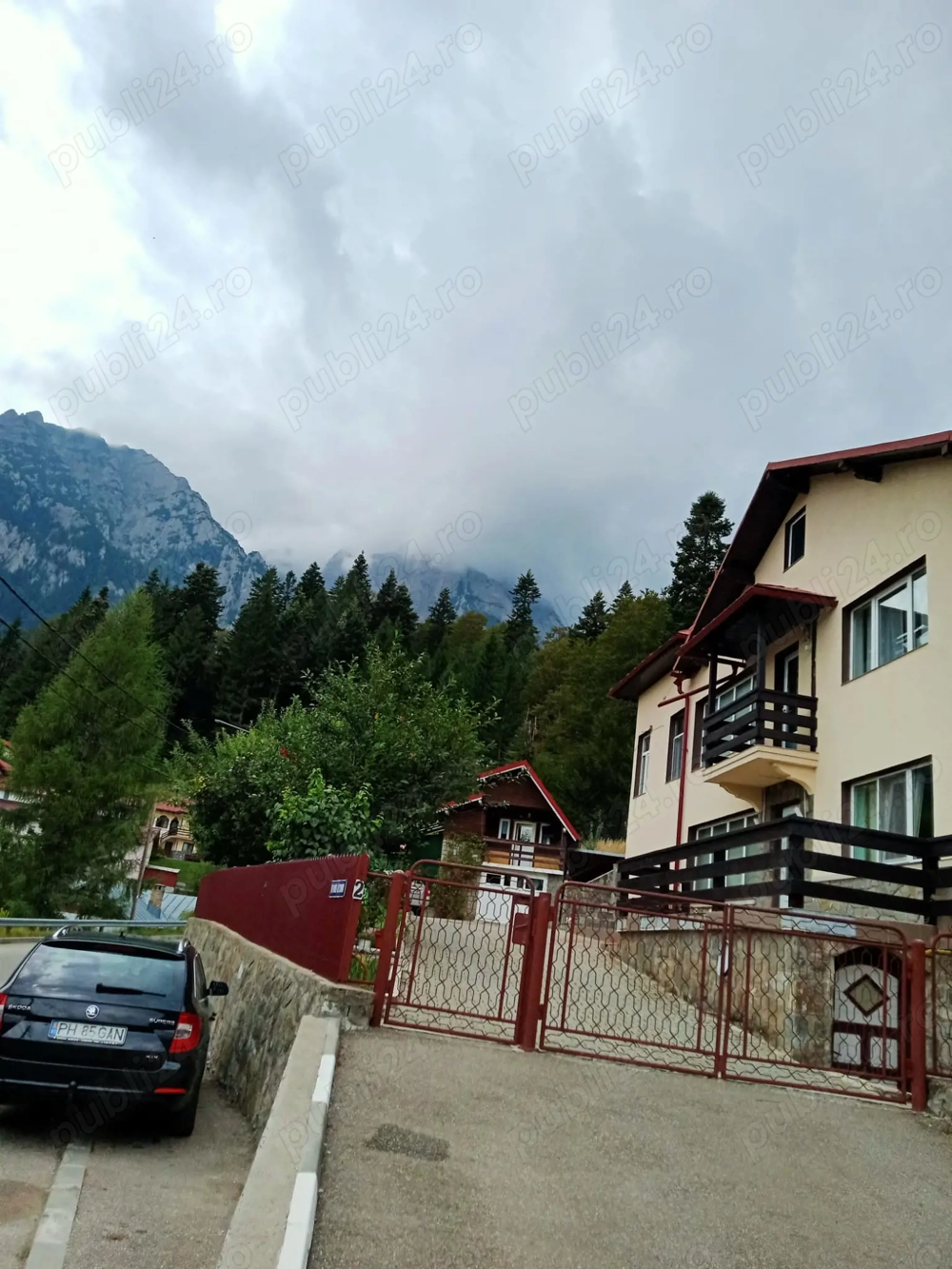 Casă de vânzare în Bușteni, cu vedere superbă, la liziera pădurii