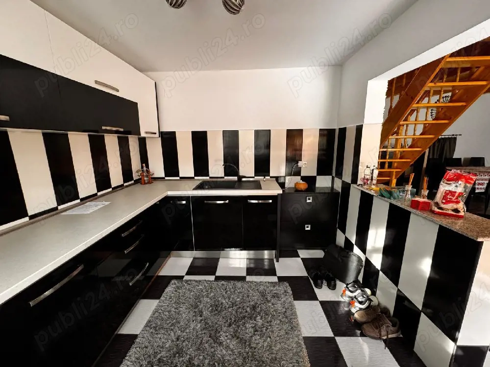 Vand Casa cu Bucatarie anexa , sura mare , teren 