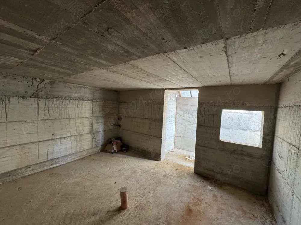 Casa la rosu de vanzare