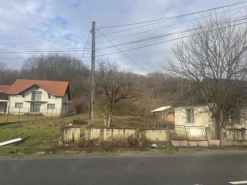 De vânzare teren cu casă veche   2 poduri, apă și curent
