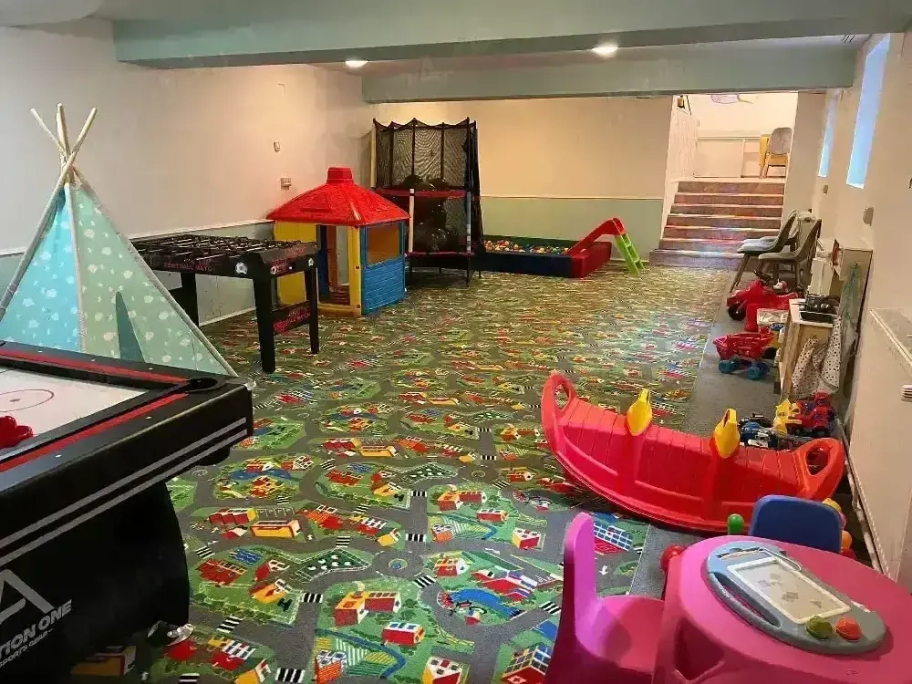 se vinde cafenea complet mobilata si utilata la cheie + loc de joaca 