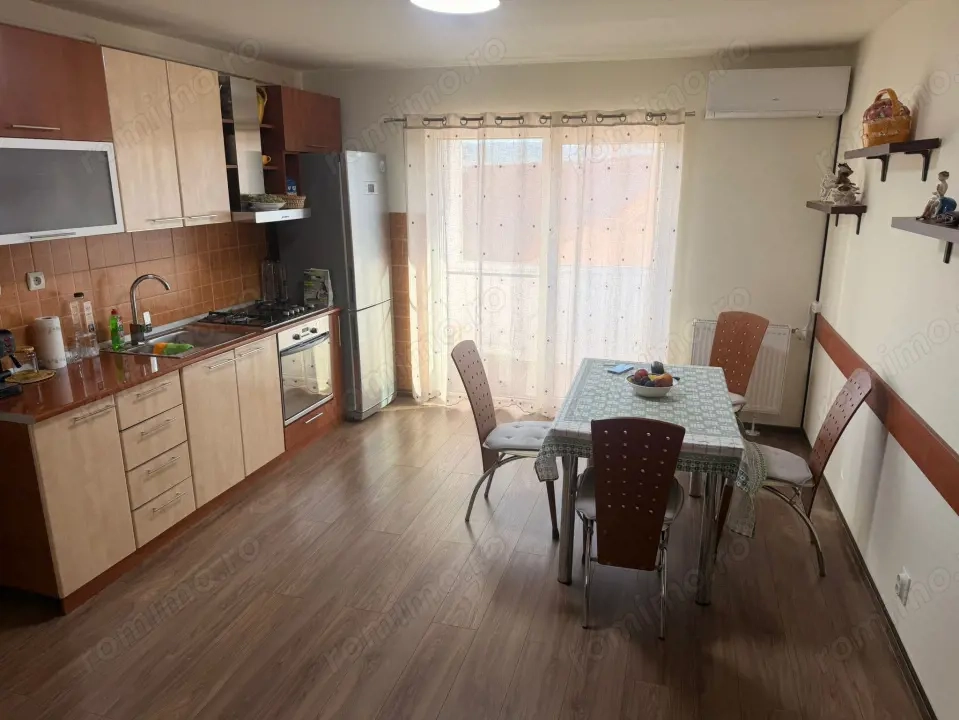 Apartament de vanzare 3 camere decomandat Et 2 zona Centrala  Rm Valcea