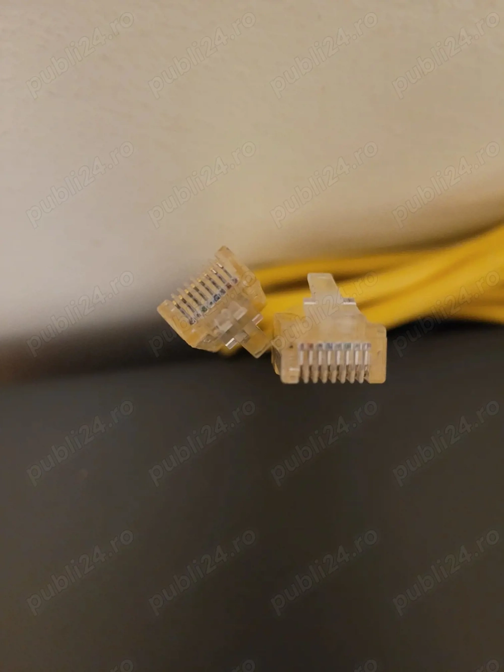 Cablu de de rețea (Ethernet).