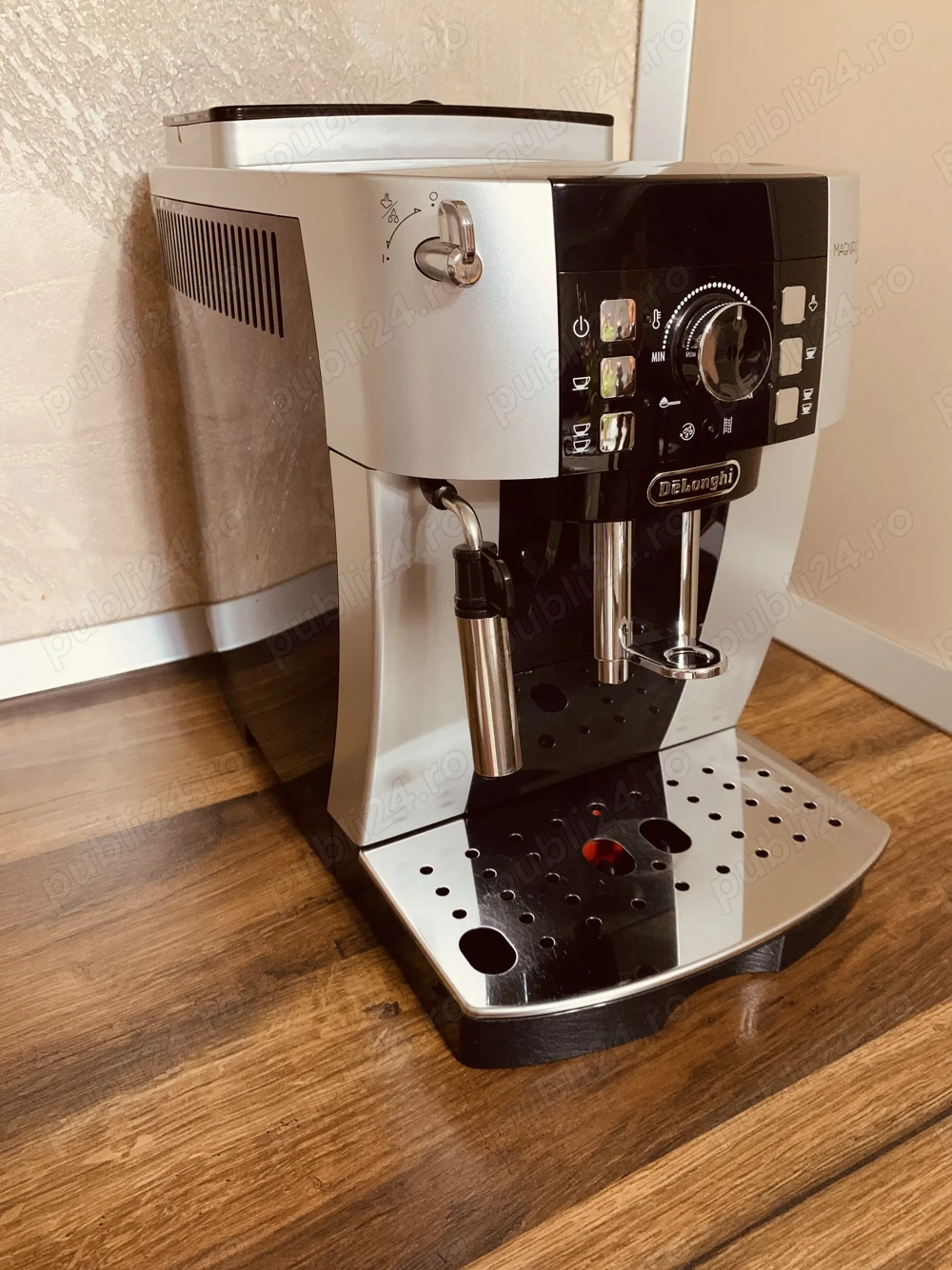 Aparat de cafea DeLonghi boabe și măcinată (prețul este negociabil)