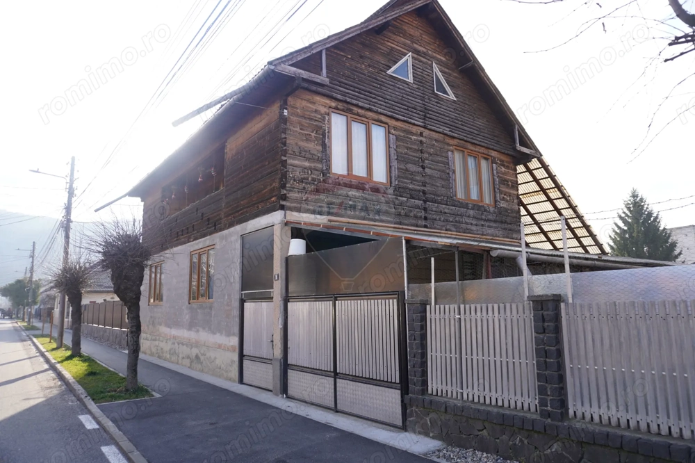 Casă cu 6 camere, DE VÂNZARE, str. Eroilor