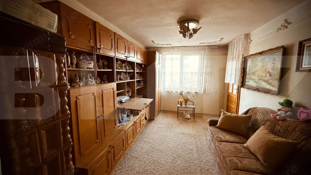 Apartament cu 3 camere si balcon, decoamandat, spatios si calduros in Lipova