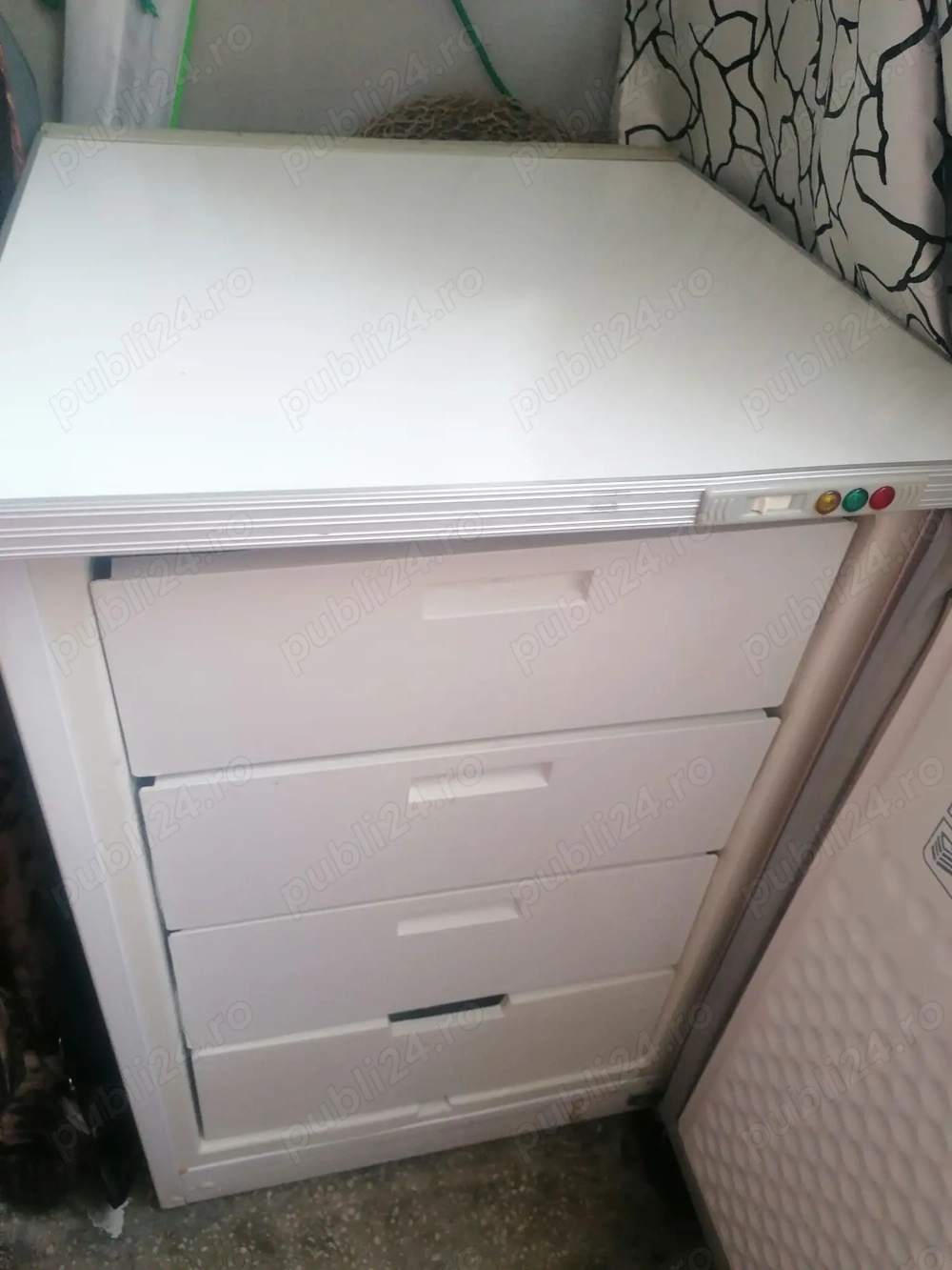 Vând congelator 3 sertare