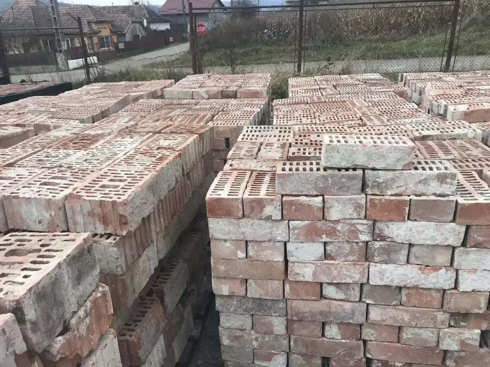 De vânzare cărămizi din dezmembrare