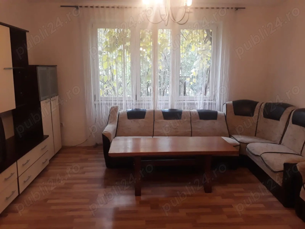 Apartament  decomandat, la parter, 3 camere, pivnita, garaj ,gradinuta 