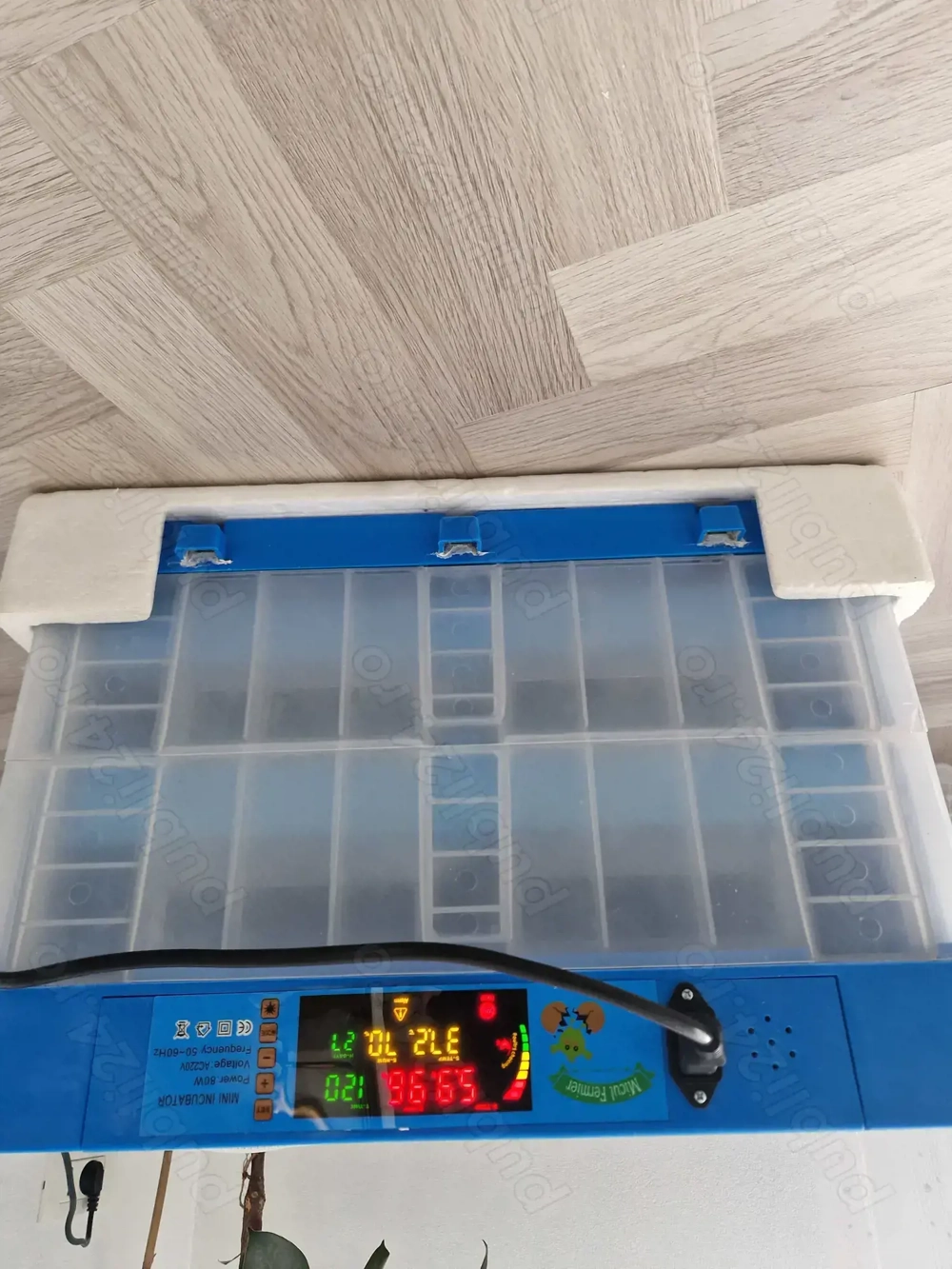 Incubator 120 ouă găina. 