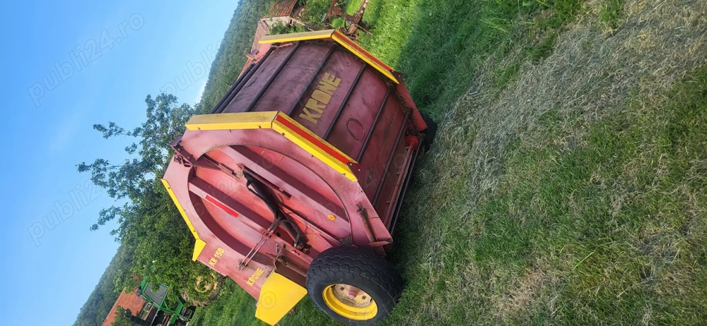 Vând balotiera krone